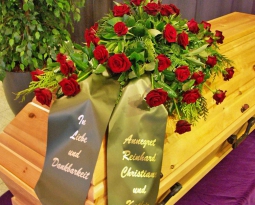 Sargbouquet mittel – Variante 1 Aufpreis 80,- €